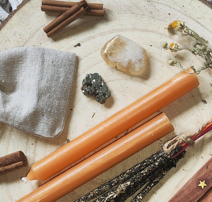 Conjunto esotérico de prosperidad y buena fortuna con velas de miel y minerales de abundancia.