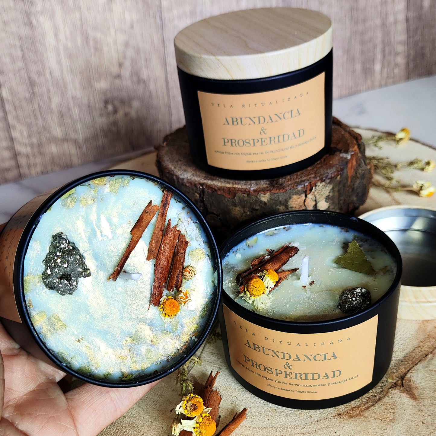 Detalle de la vela ritualizada Abundancia y Prosperidad mostrando la pirita, la canela y la decoración mágica artesanal de Magic Moon.