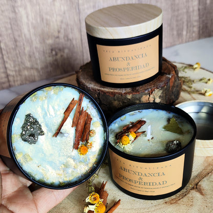 Detalle de la vela ritualizada Abundancia y Prosperidad mostrando la pirita, la canela y la decoración mágica artesanal de Magic Moon.