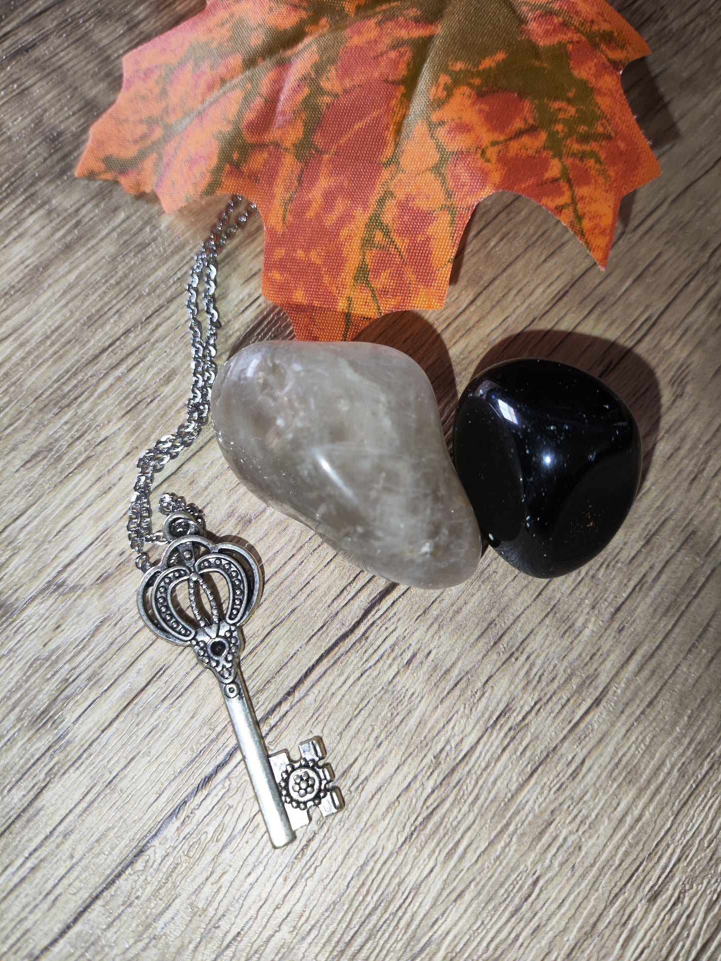 Amuleto de llave y piedras de obsidiana y cuarzo ahumado del pack ritual de samhain