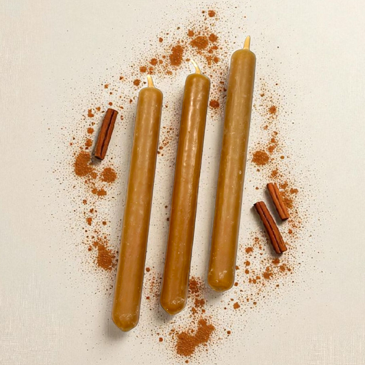 Vela esotérica artesanal de miel y canela para rituales de atracción, amor, armonía y limpieza energética