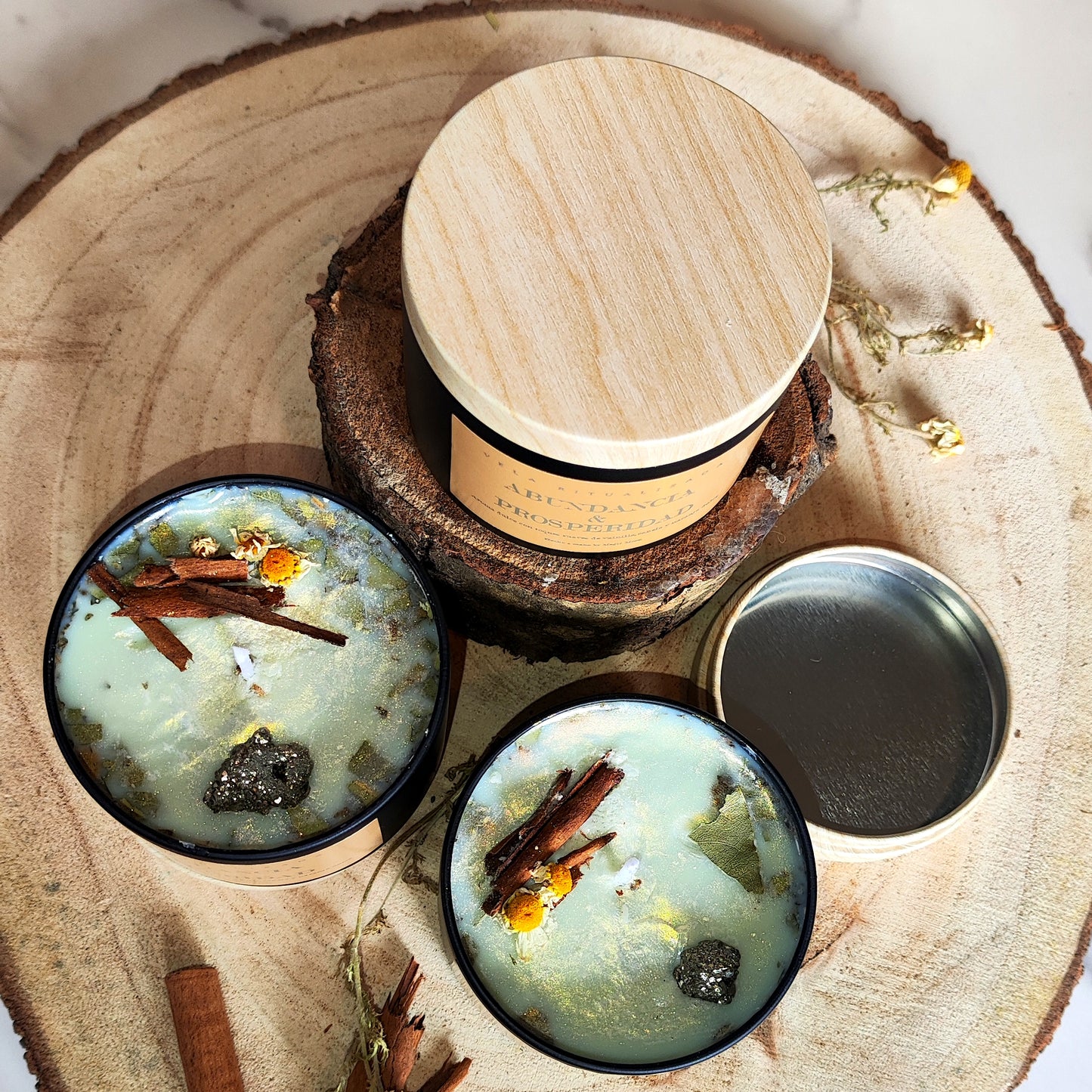 Vela ritualizada de Abundancia y Prosperidad con pirita, canela y flores; presentación sobre base de madera. Producto artesanal Magic Moon.