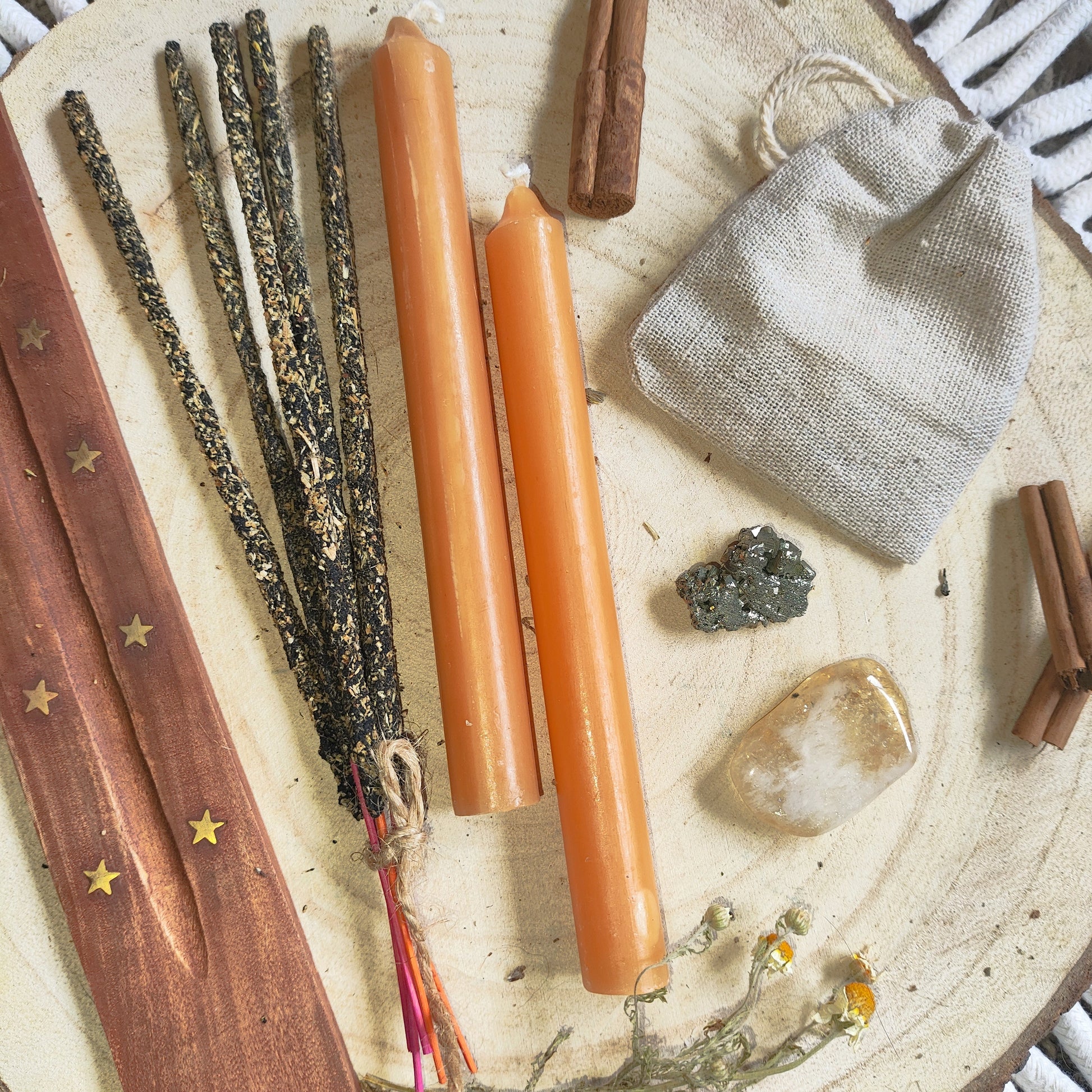 Productos para atraer suerte y oportunidades: velas de miel, pirita, citrino e incienso del Pack Buena Suerte.