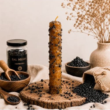 Vela de Miel con Sal Negra elaborada con cera de abeja para rituales de limpieza y protección energética
